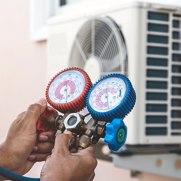 señales como baja refrigeración, ruidos extraños y fugas de agua son indicativos de que el equipo de aire acondicionado necesita mantenimiento